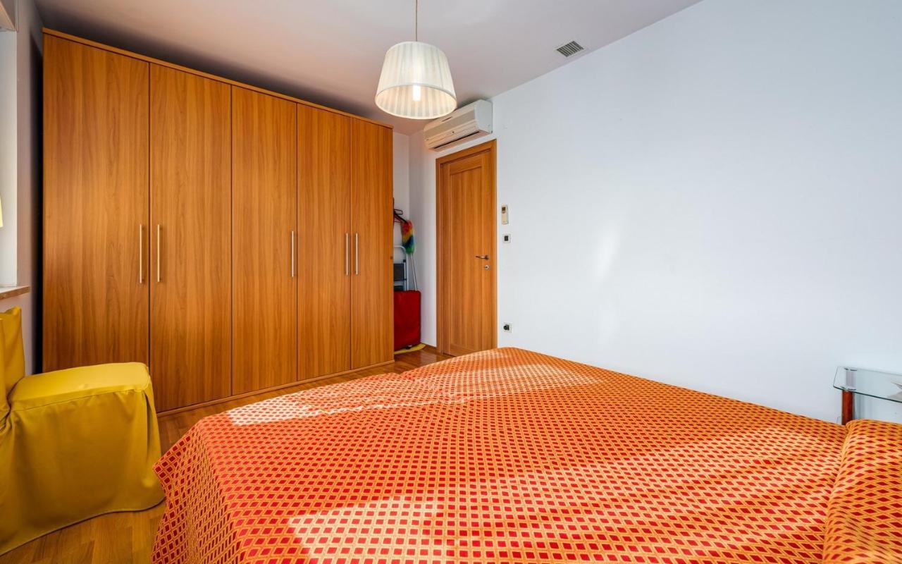 Valessia House With Apartment Umag Bagian luar foto